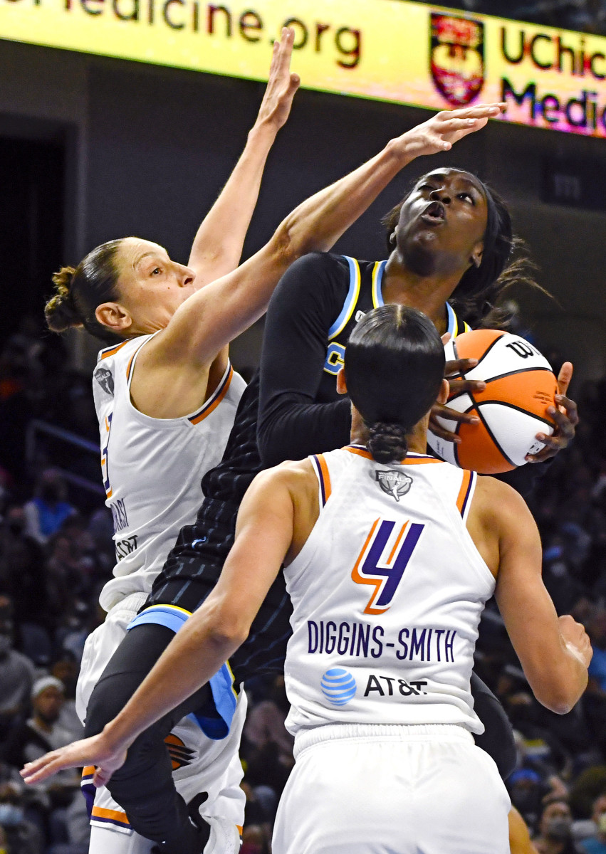 Diana Taurasi and Skylar Diggins-Smith guarding Kahleah Copper